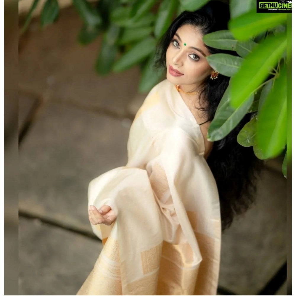 Vaystra Silk Printed Saree With Unstitched Blouse 5.5Mtr – Off White